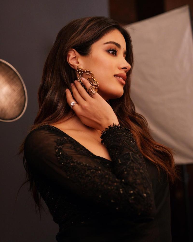 janhvi-kapoor-black-saree-photos